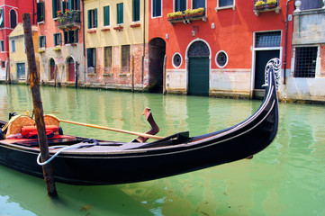 Fototapeta na wymiar Gondola zamknąć się w kanałach Wenecji, Włochy