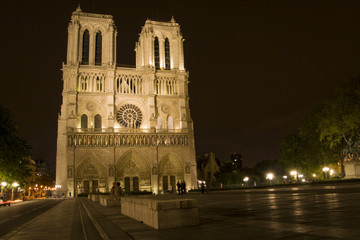 Fototapeta na wymiar Notre Dame w nocy w Paryżu