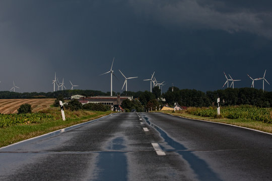 Windernergie bedrohlicher Himmel