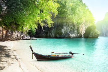 Plakat Łód¼ na plaży wyspy w Krabi, Tajlandia