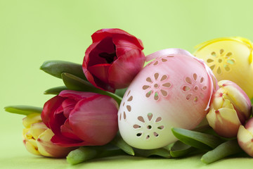 Obraz na płótnie Canvas Flowery Easter eggs and tulips