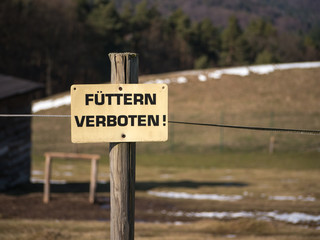 Tiere füttern verboten