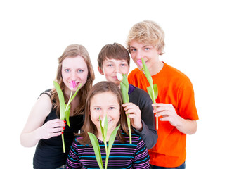 Gruppe Teenager mit Tulpen