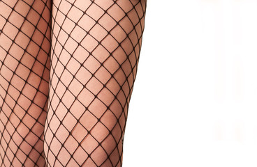 Fragment kobiecych nóg ubranych w siatkowe rajstopy - kabaretki