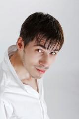 portrait d'un jeune homme brun