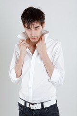 séduisant jeune homme brun