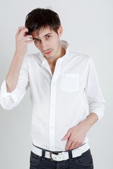 jeune homme brun la main dans les cheveux