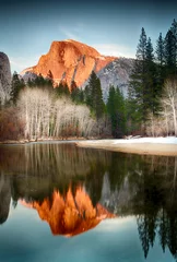 Fotobehang Weergave van halve koepel weerspiegeld in de rivier de Merced in Yosemite © Sarah Fields