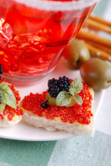 tartine con uova di lompo rosse e nere