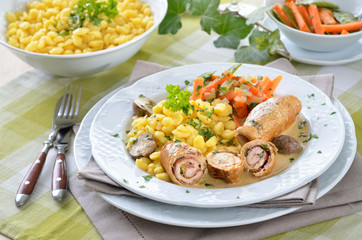 Geflügelrouladen mit Schinken-Lauchzwiebel-Füllung