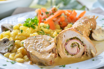 Geflügelroulade mit Schinken u. Lauchzwiebeln in Senfsoße