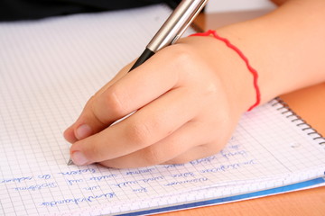 Linke Hand beim Schreiben