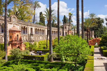 Garden of the Pond in Real Alcazar of Seville - obrazy, fototapety, plakaty