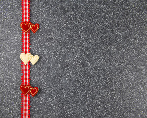 Herzen und Band auf Stein