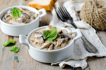 Mushrooms stewed in cream