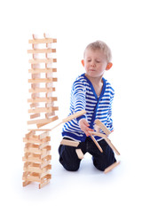 Kleinkind spielt mit seinen Spielsachen