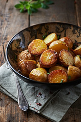 Oven-baked potatoes with sea salt 
