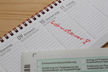 Obraz premium Notiz im Kalender Lohnsteuer
