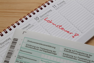 Obraz premium Notiz im Kalender Lohnsteuer