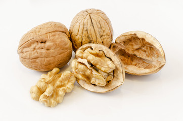 Nueces, frutos secos sobre fondo blanco.