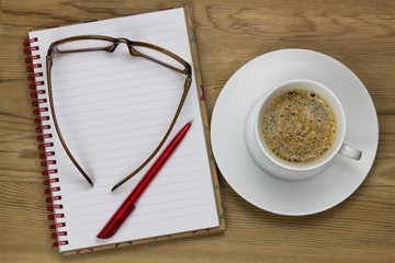 Arbeitstisch mit Kaffeetasse