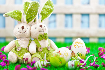 Verliebtes Osterhasen-Paar auf der grünen Blumenwiese