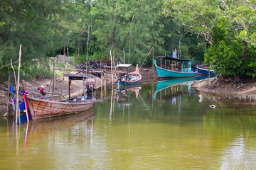 Fototapeta na wymiar Łodzie rybackie na rzece w Koh Kho Khao, Tajlandia