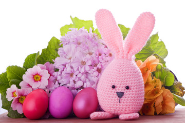 selbstgemachter Osterhase mit Ostereier und Blumen