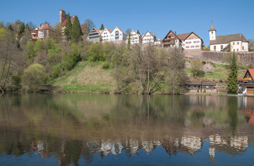 Fototapeta na wymiar das berühmte Berneck im Schwarzwald mit der Schildmauer