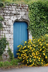 Porte de maison médiévale à Locronan