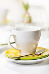 Kaffeetasse auf gedecktem Osterfrühstückstisch