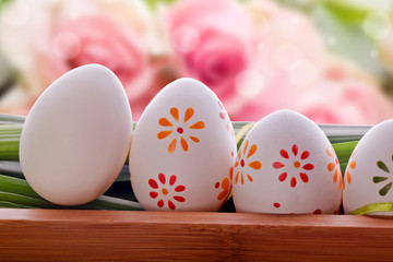 Ostereier mit Muster vor Rosen Bouquet