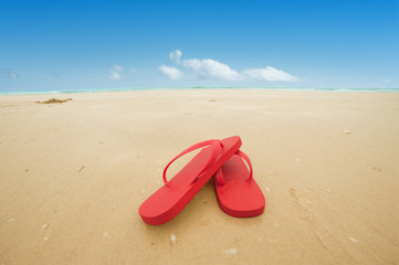 Fototapeta na wymiar Czerwone klapki na plaży