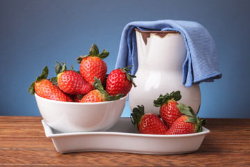 bodeg&oacute;n de frutas frescas en recipientes blancos