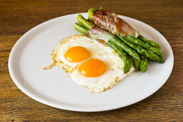 Asparagi with fried egg brown
