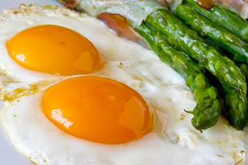 Asparagi with fried egg brown