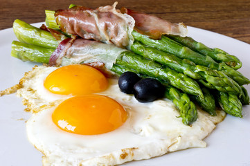 Asparagi with fried egg brown
