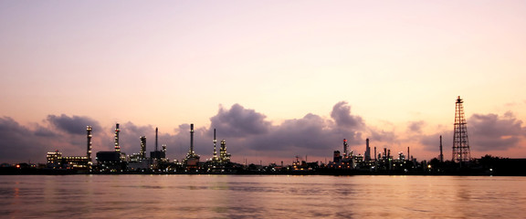 Naklejka premium Oil refinery at twilight