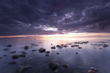 Obraz premium Beautiful ocean scene, last sunlight of a summers day