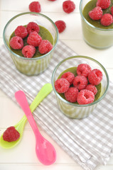Matcha Pudding mit Himbeeren
