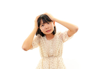 Fototapeta premium 頭を抱える女の子