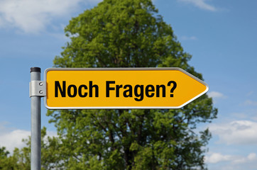 Fototapeta premium Gelber Pfeil mit Baum NOCH FRAGEN?