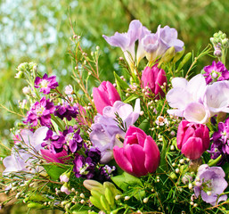 Blumengeschenk im Frühling (in lila-pnk)