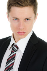 hübscher mann schaut in die kamera