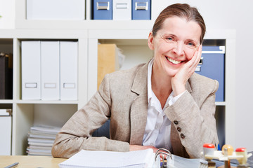 Glückliche ältere Frau im Büro