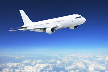 Obraz premium Samolot na niebie - samolot pasażerski / samolot