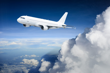 Fototapeta na wymiar Samolot na niebie - Samolot pasażerski / samolot