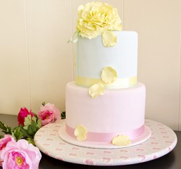 Tarta de boda decorada con fondant