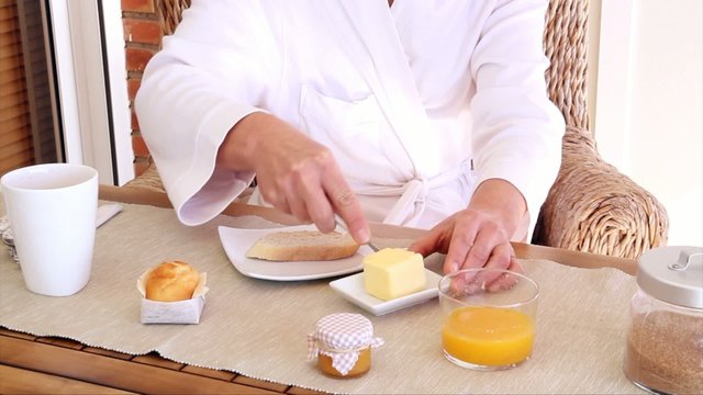 Mujer desayunando en una terraza al aire libre