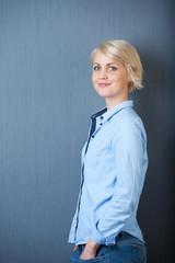 lächelnde blonde frau